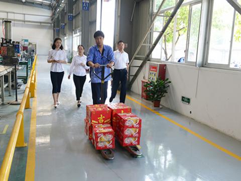 UG环球集团工会发展“夏季送清冷”活动